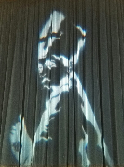 FUMATA BIANCA AL TEATRO SS. TRINITA' DI VERONA CON "SIC TRANSIT GLORIA MUNDI"