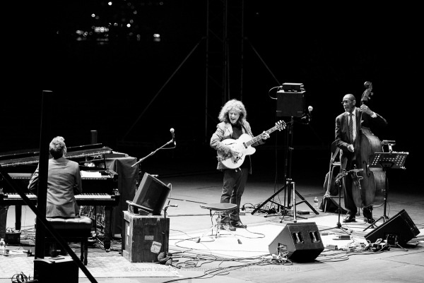 PAT METHENY ASCOLTA GLI ASSOLI DI RON CARTER AL VITTORIALE.